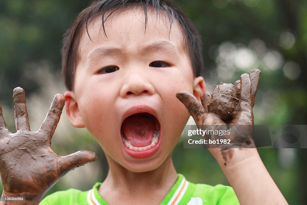 Porträt der kleine asiatische Junge spielt