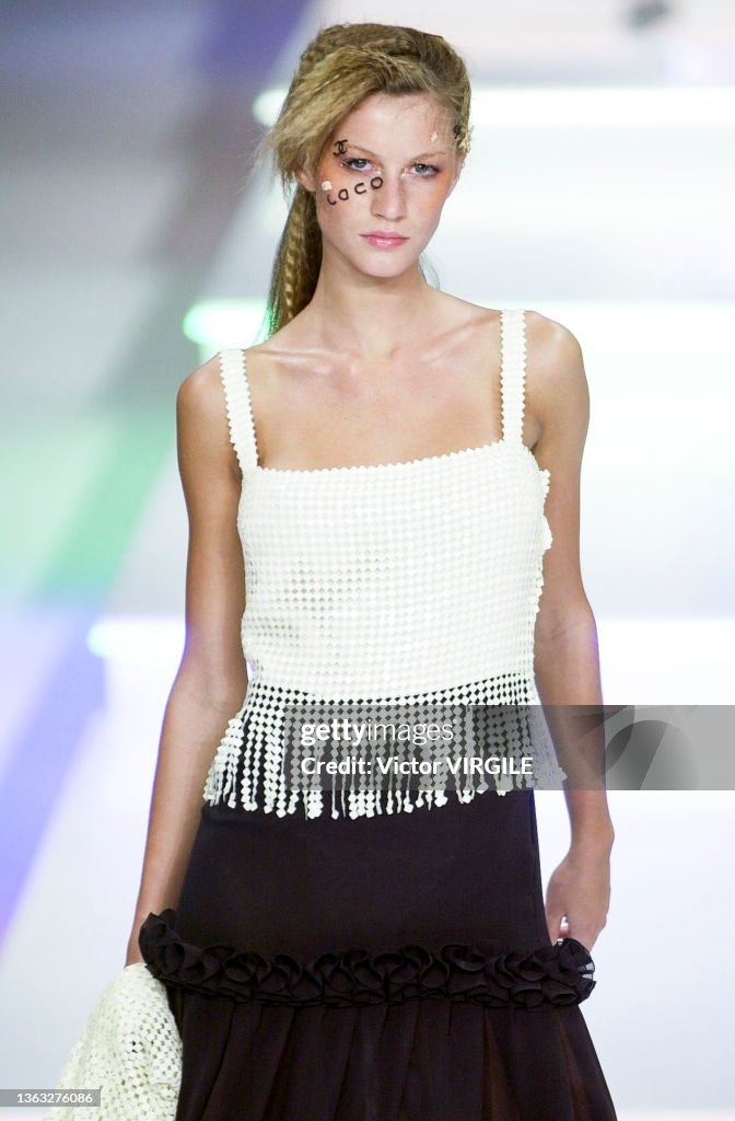 Chanel - Runway - Spring/Summer 2001 Paris Fashion Week