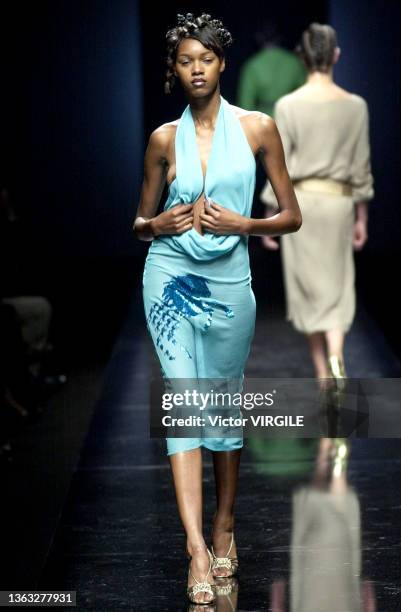 Jessica White walks the runway during the Chloe by Stella McCartney Spring/Summer 2001 fashion show as part of the Paris Fashion Week on October 11,...