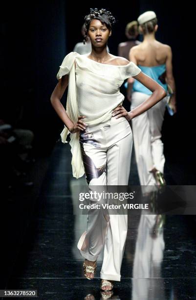 Jessica White walks the runway during the Chloe by Stella McCartney Spring/Summer 2001 fashion show as part of the Paris Fashion Week on October 11,...