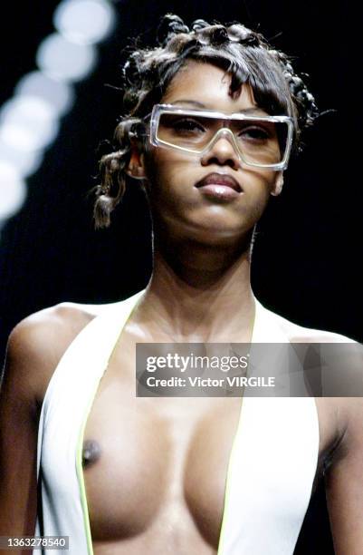 Jessica White walks the runway during the Chloe by Stella McCartney Spring/Summer 2001 fashion show as part of the Paris Fashion Week on October 11,...