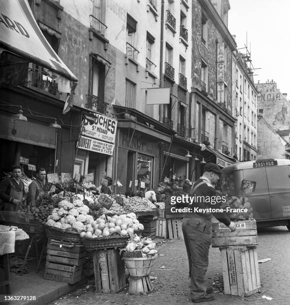 Les marchands de légumes des 4 saisons posent leurs étalages, le 08 octobre 1951.