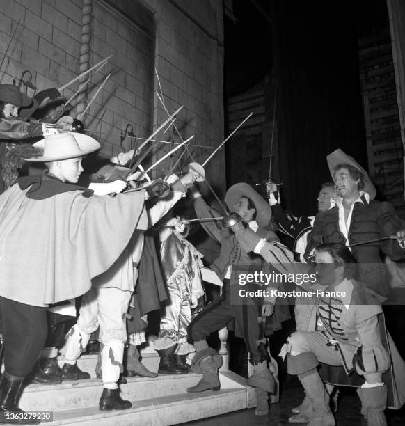 Acteur Serge Regginiani joue les Dartagnan contre un groupe de jeune costumés, le 10 janvier 1952.