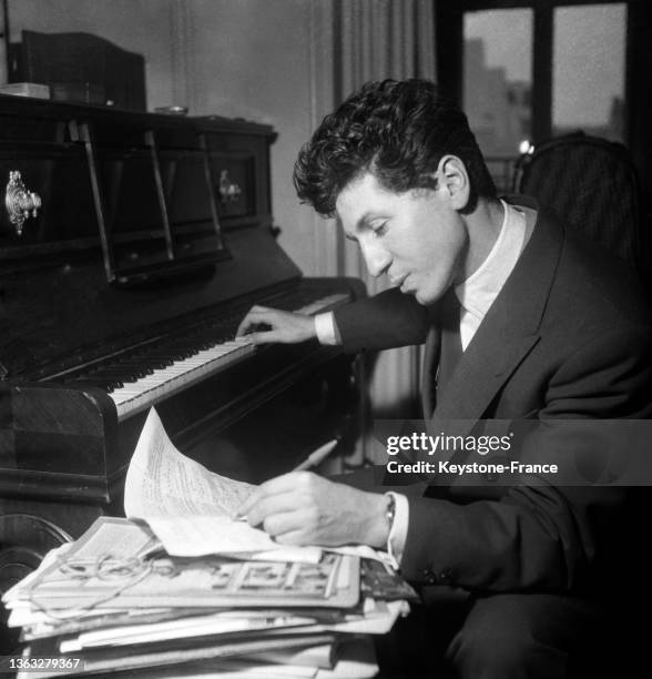 12 Mouloudji Chanteur Stock Photos, HighRes Pictures, and Images