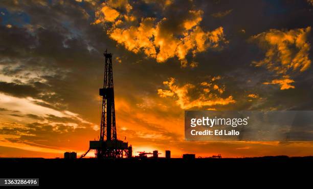 west texas drilling rig at sunset - fracking fotografías e imágenes de stock