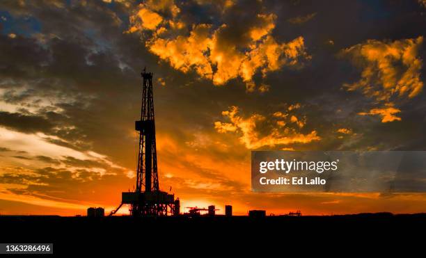 west texas drilling rig at sunset - fracking stock pictures, royalty-free photos & images