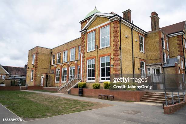 escuela secundaria británica - edificio de escuela secundaria fotografías e imágenes de stock