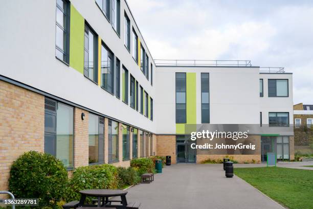 edificio de educación en el campus secundario - escuela fotografías e imágenes de stock