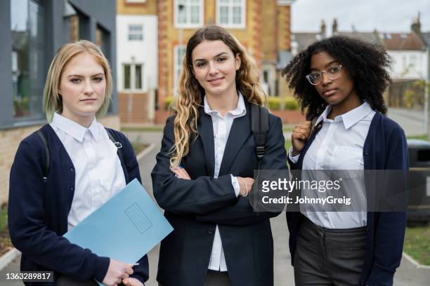 female friends in mid-teens on secondary school campus - 16 17 girl blond hair stock pictures, royalty-free photos & images
