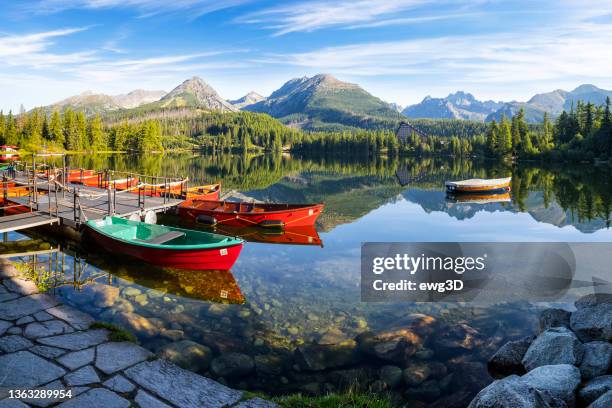 summer holiday morning at the strbske pleso mountain lake, slovakia - slowakije stockfoto's en -beelden