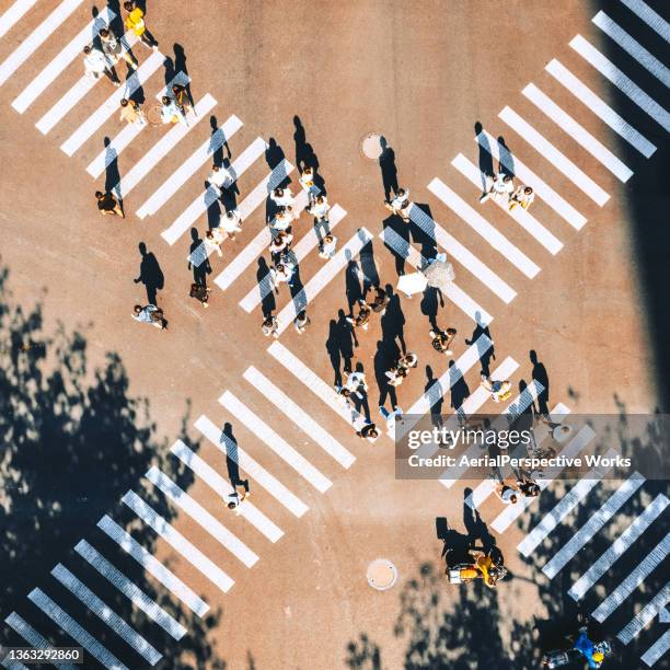 vista del punto de vista de drones del cruce de la calle de la ciudad - crossing sign fotografías e imágenes de stock