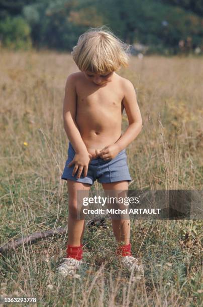Un enfant regarde son sexe, circa 1980.