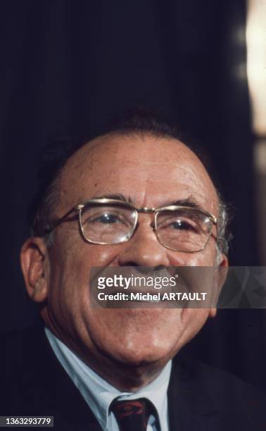 Portrait de Santiago Carrillo, secrétaire du Parti Communiste espagnol lors d'une conférence de presse le 25 octobre 1975 à Paris.