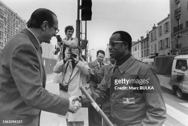 Le maire de Paris Jacques Chirac salue un agent d'entretien de la ville de Paris dans 14ème arrondissement le 27 février 1980.