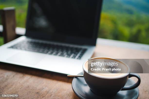 empty space,desk white with on laptop computer screen and coffee cup at blurred background of nature."n - naturen fotografías e imágenes de stock