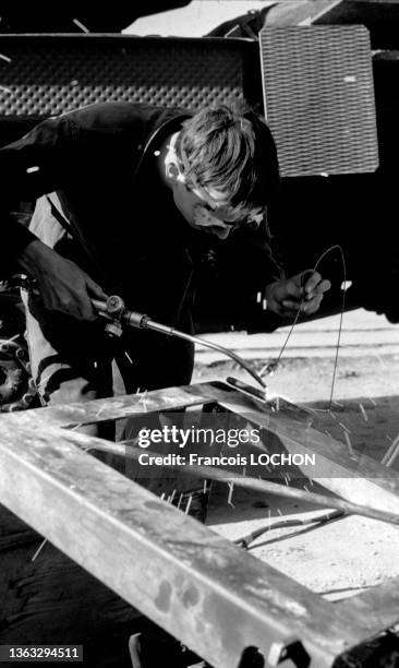 Soudure d'une pièce métallique sur un véhicule, base militaire de l'armée française de Munzingen en septembre 1974 en Allemagne.