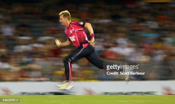 Brett Lee of the Sixers bowls during the T20 Big Bash League match between the Melbourne Renegades and the Sydney Sixers at Etihad Stadium on January...