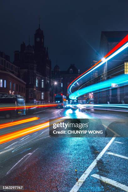 york at night light trails - bright lights big city visions of new york at night stockfoto's en -beelden