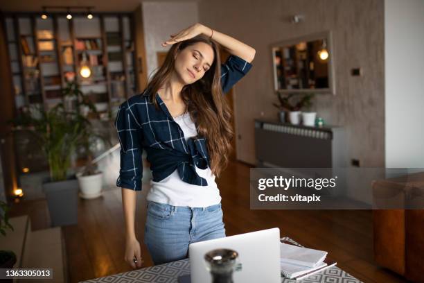 woman stretching neck - stijf stockfoto's en -beelden