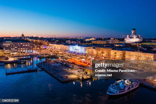 aerial view of the helsinki christmas market by the seashore in the evening - helsinki imagens e fotografias de stock