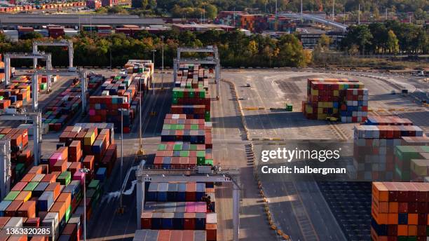 straddle carrier che caricano container di spedizione su camion nel porto di savannah - chatham dockyard foto e immagini stock