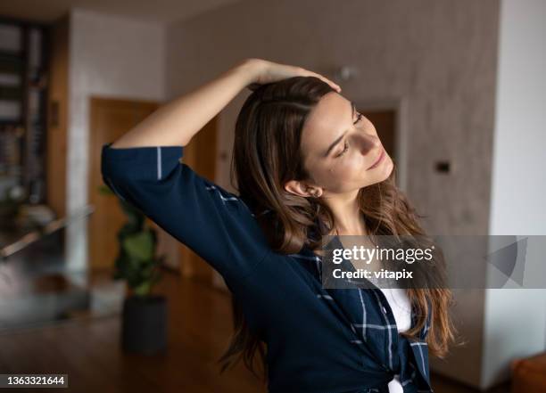 neck stretch - back of womens heads stockfoto's en -beelden