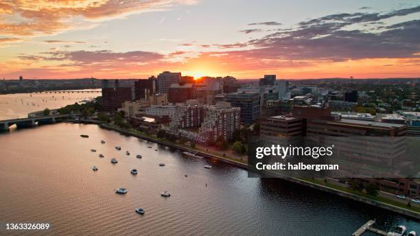 puesta de sol detrás de cambridge, massachusetts - aéreo - cambridge massachusetts fotografías e imágenes de stock