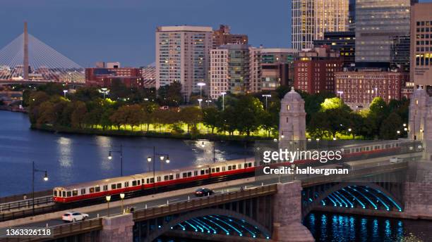 boston subway train on longfellow bridge at nightfall - aerial - massachusettes location stockfoto's en -beelden