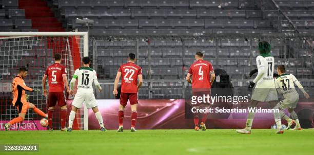 Florian Neuhaus of Moenchengladbach scores his teams first goal during the Bundesliga match between FC Bayern München and Borussia Mönchengladbach at...