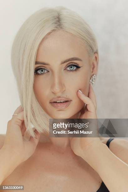 beautiful blond woman with blue eyes and stylish short hairstyle - stock photo - platina stockfoto's en -beelden