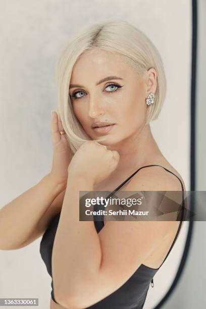 beautiful blond woman with blue eyes and stylish short hairstyle - stock photo - mannequin blonde stockfoto's en -beelden