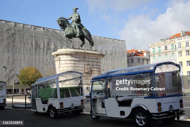 tuk tuks used for sightseeing parked in figueira square, lisbon - praca de figueria stock-fotos und bilder