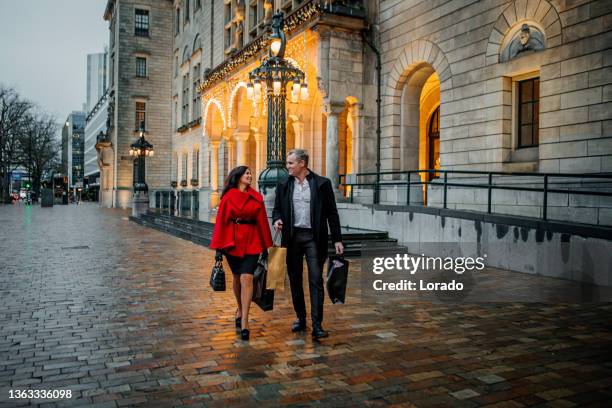 cita romántica nocturna en la ciudad - rotterdam fotografías e imágenes de stock