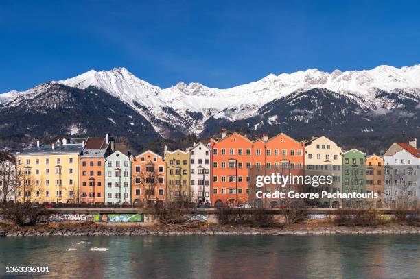 colorful houses and river inn in innsbruck, austria - karwendel mountains stockfoto's en -beelden