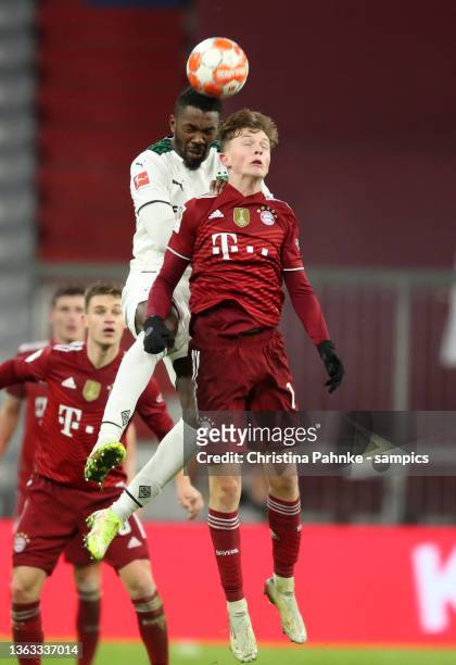 Alassane Plea of Borussia Moenchengladbach Paul Wanner of FC Bayern Muenchen during the Bundesliga match between FC Bayern München and Borussia...