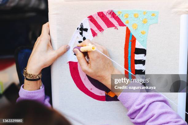 aguja de punzonado hecho a mano en un aro de madera y lino blanco. - arte de la costura fotografías e imágenes de stock