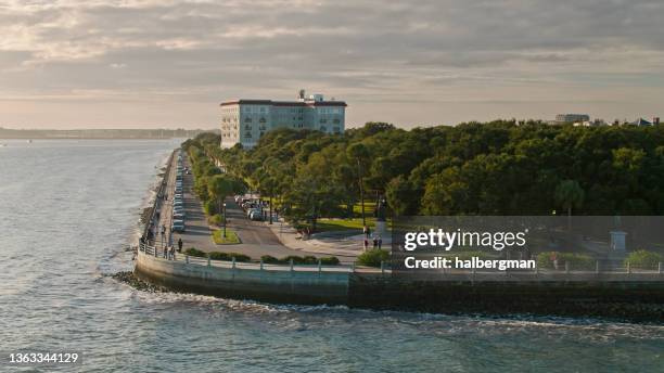 evening sunlight on the battery and white point park in charleston, sc - aerial - parque battery stock pictures, royalty-free photos & images