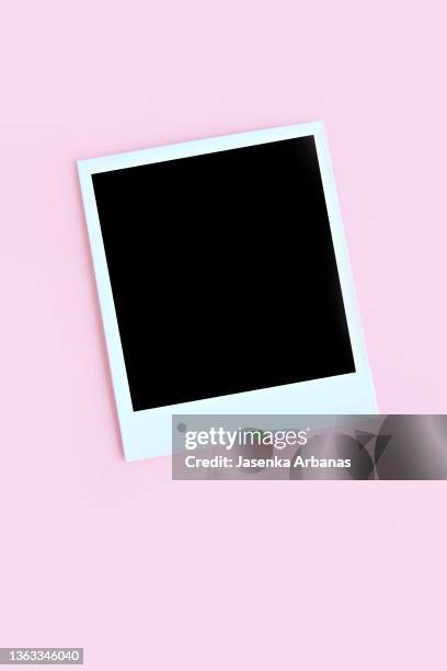 blank instant print transfer - cámara de bolsillo fotografías e imágenes de stock