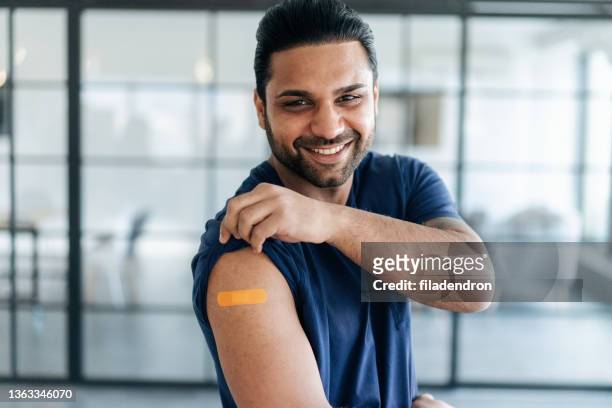 vaccinated with covid-19 vaccine - vaccine confidence stock pictures, royalty-free photos & images