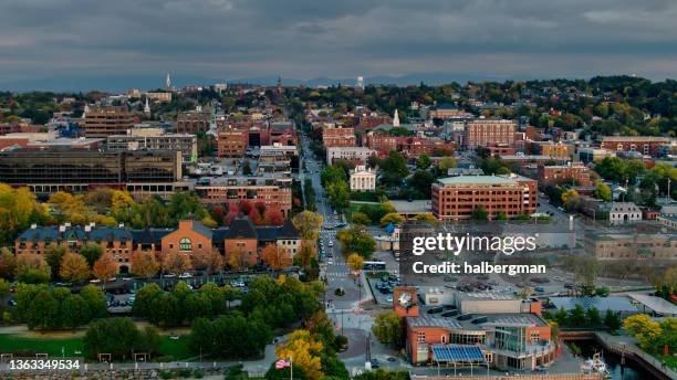 luftaufnahme vom seeufer entlang der straßen in burlington, vermont - burlington vermont stock-fotos und bilder