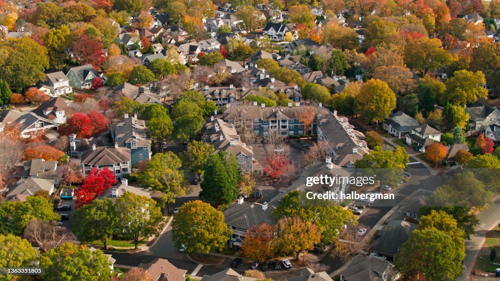 Herbstfarben in Wohngegend - Aerial