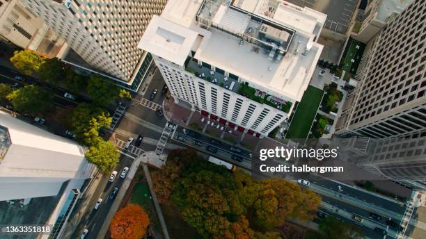 top down drone shot di downtown street a charlotte, nc - charlotte - north carolina foto e immagini stock