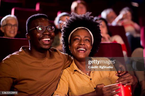 afroamerikanisches paar mit spaß bei comedy-film-premiere - filmfestival stock-fotos und bilder