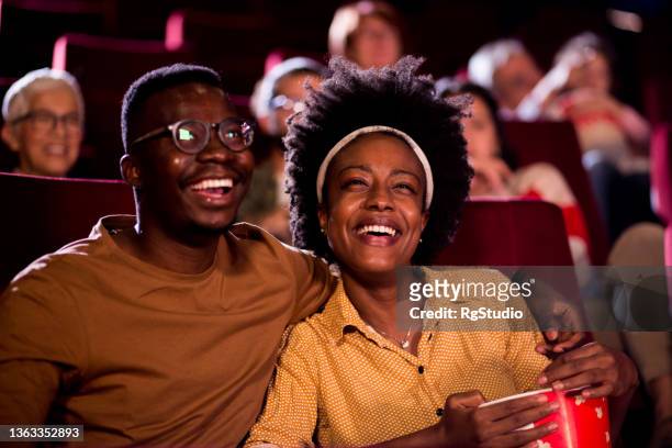 pareja afroamericana divirtiéndose en un estreno de película de comedia - lovers 2020 film fotografías e imágenes de stock