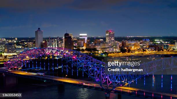 spettacolo di luci sul ponte hernando de soto di notte con downtown memphis beyond - v memphis foto e immagini stock