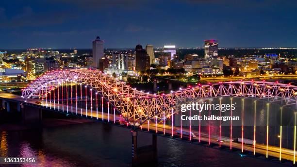 lichtshow auf der hernando de soto bridge mit downtown memphis beyond - aerial - memphis tennessee stock-fotos und bilder