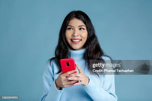 woman using a mobile phone - red and blue background 個照片及圖片檔