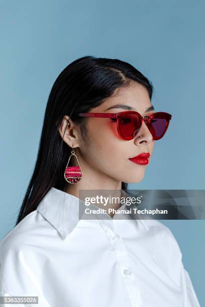 beautiful woman wearing sun glasses - big sunglasses stock pictures, royalty-free photos & images