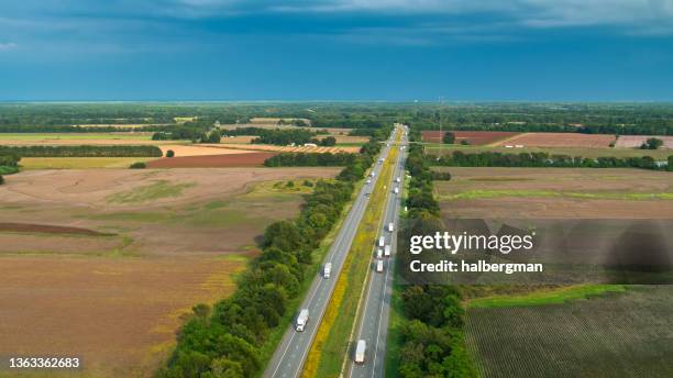 verkehr durch das ländliche arkansas auf der interstate 40 - arkansas stock-fotos und bilder