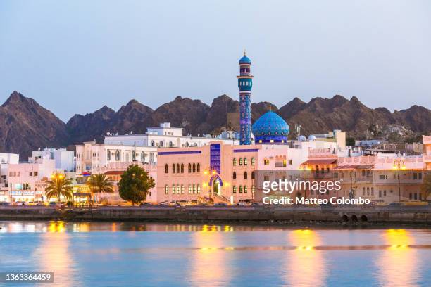 oman, muscat. mutrah harbour and old town at dusk - 阿曼 個照片及圖片檔